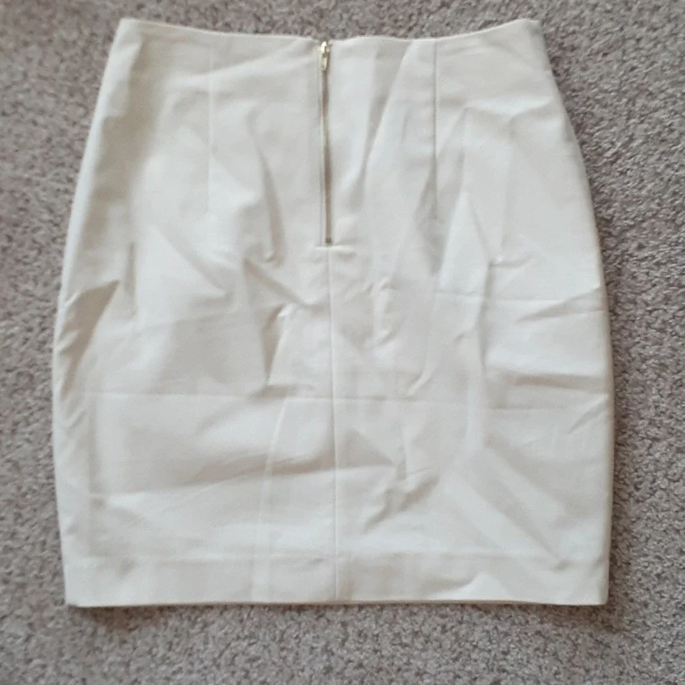 H&M creme colored skirt, size 8 - Picture 2 of 3